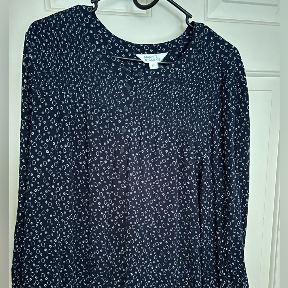 Market & Spruce brand. Navy Blue w/ white flower printed shirt. Fits as an XL.